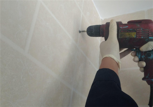 墙面瓷砖打孔留下的孔怎么补救视频(墙面瓷砖打孔留下的孔怎么补救视频教程)